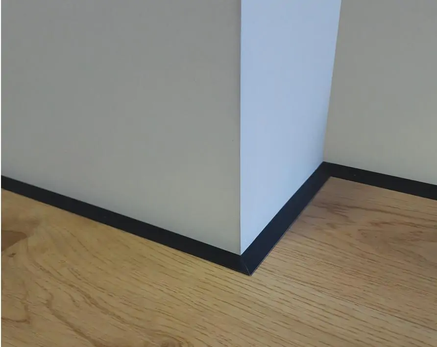 Особенности и преимущества микроплинтусов из алюминия (щелевых плинтусов)