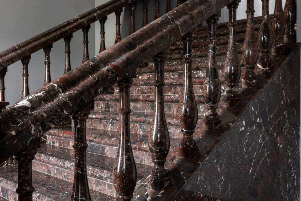 Мраморные лестницы в интерьере: изысканность и роскошь