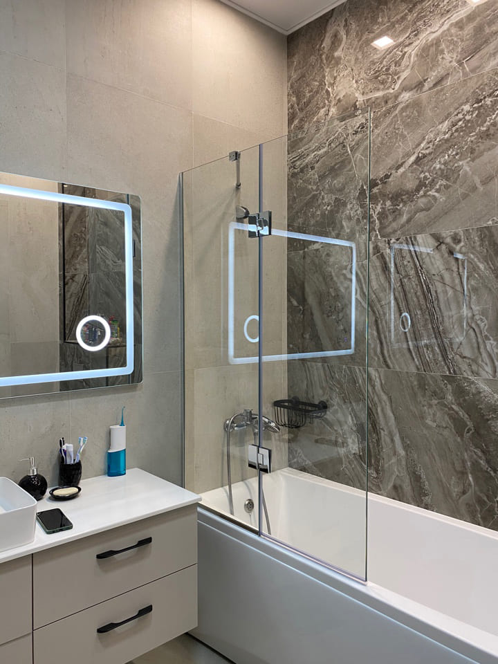 Уникальные особенности производства стеклянных душевых перегородок для ванных комнат