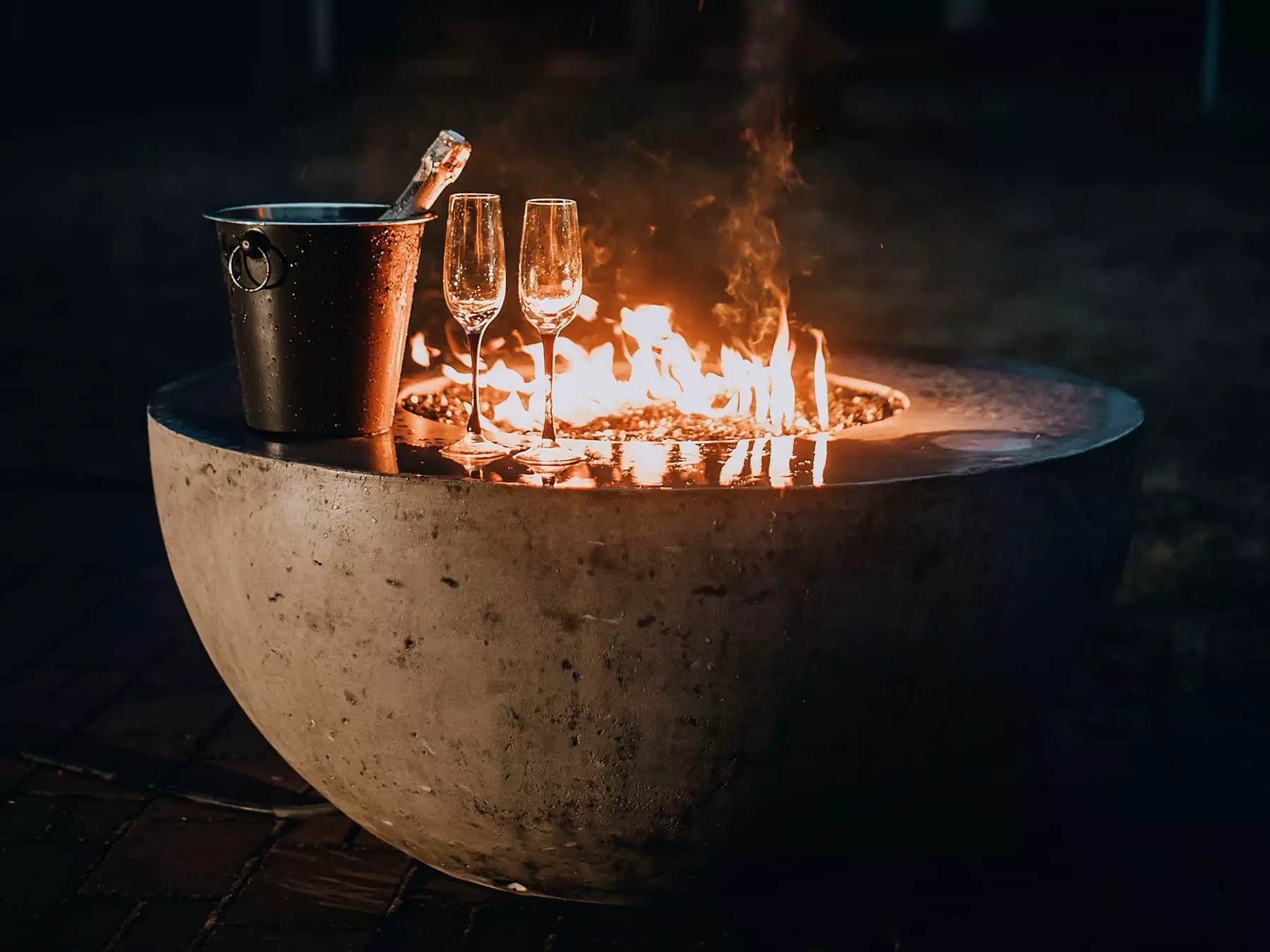 Газовые камины на открытом воздухе: Усовершенствование вашего открытого жилого пространства