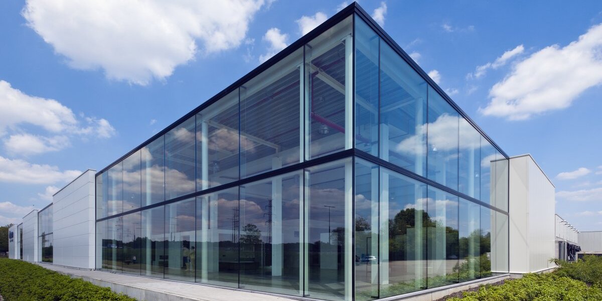 Особенности фасадного остекления: современный подход к дизайну и функциональности