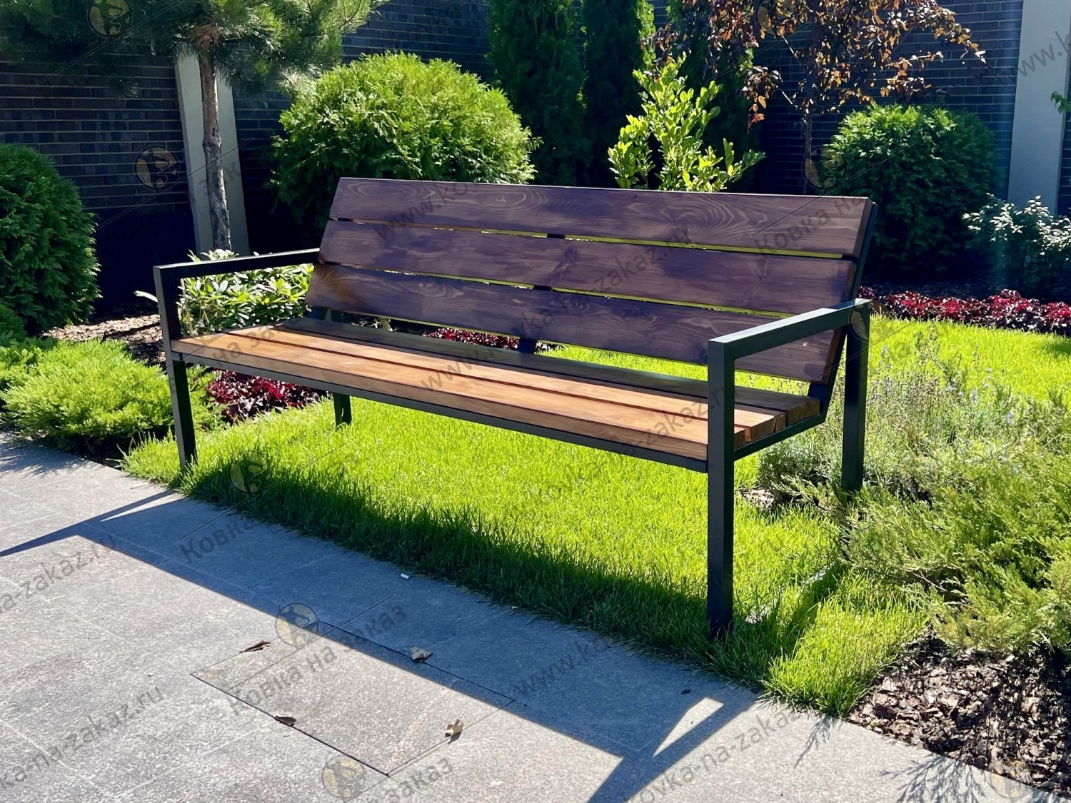 Преимущества выбора кованых скамеек для сада