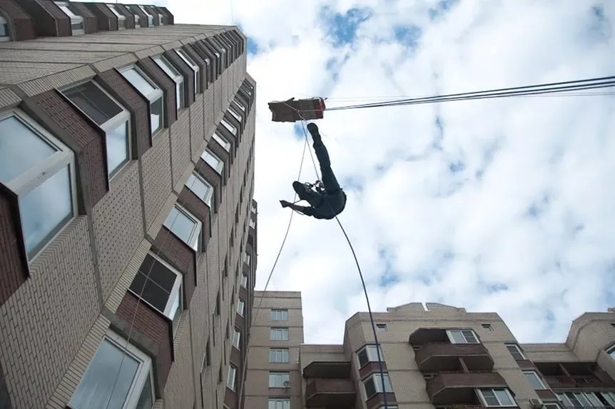 Услуги подъёма грузов альпинистами: безопасное и эффективное решение для сложных задач