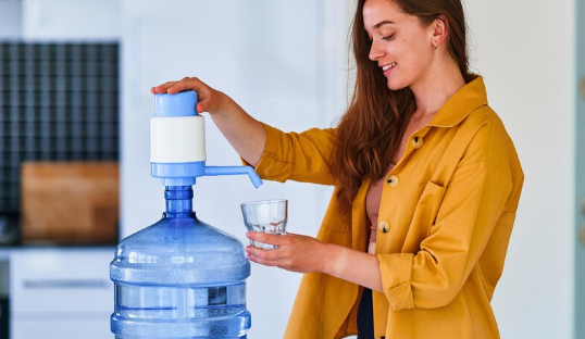 Почему доставка воды стала популярной в современном мире