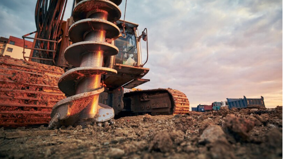 Особенности аренды экскаватора-погрузчика с ямобуром