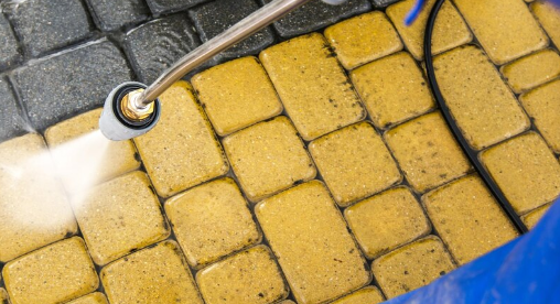 Очистка фасада дома от высолов, цементных пятен, плесени и грязи